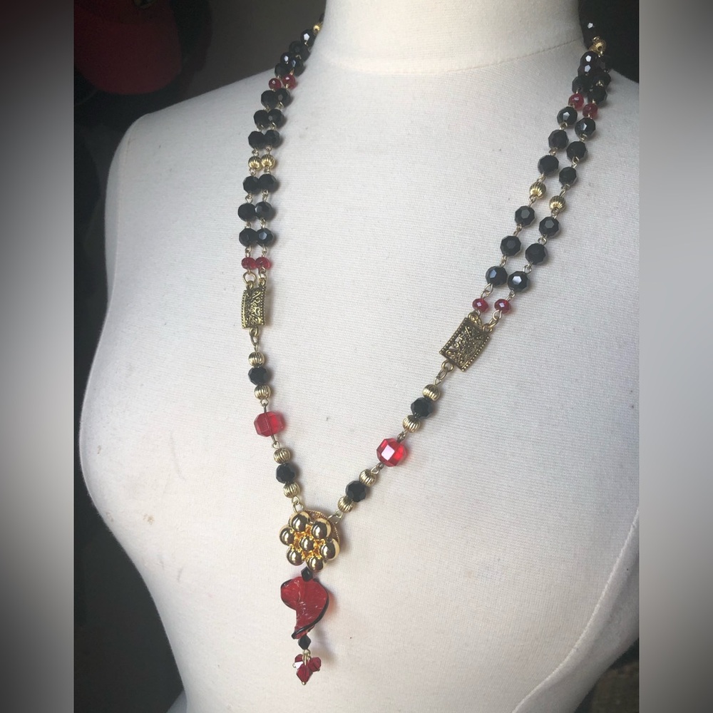 “Sophistication” 🖤❤️⭐️ Hand crafted necklace from vintage repurposed beads
